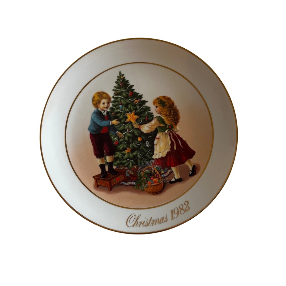 Vintage 1982 Avon Christmas Memories Plate Keeping the Christmas Tradition